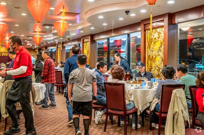 Seafood Cove 2 serves fresh Chinese seafood and is a favorite near Star View.