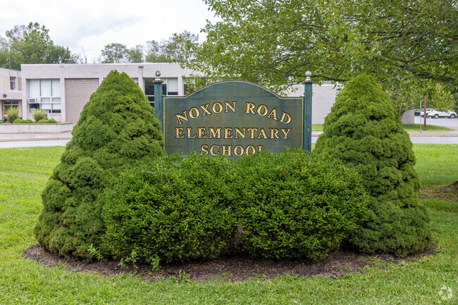 Noxon Road Elementary School is a highly rated, public school located in Poughkeepsie, NY.