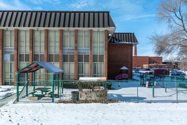 Bowen High School has an Overall Niche Grade of C-.