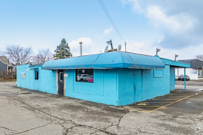 Calanley Restaurant near Arlington Park is a simple blue building that serves authentic Somali dishes like muufo, a cornmeal flat roll; canbulo iyo bun, a bean dish with rice.