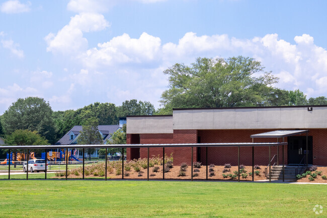 Main entrance to Grayson Elementary School in Grayson GA