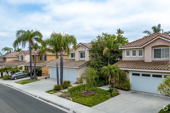 Many Foothill Ranch feature simple but elegant landscaping.