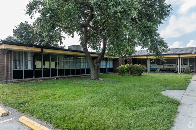 Isaacs Elementary earns a C rating from niche.com.
