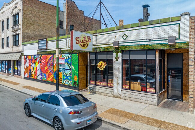 Jackson Park Highlands residents head to Slab Barbecue to savor delectable barbecue dishes.