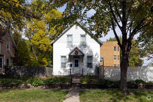 Homes in Stephens Park sit on cozy, well-maintained lots.