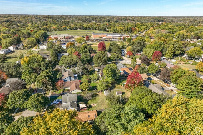 Algonquin Heights is a quiet but busy neighborhood with all of the great shopping nearby.