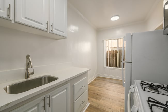 1317 N Bronson Ave unit 101, Los Angeles, CA 90028 - photo 4