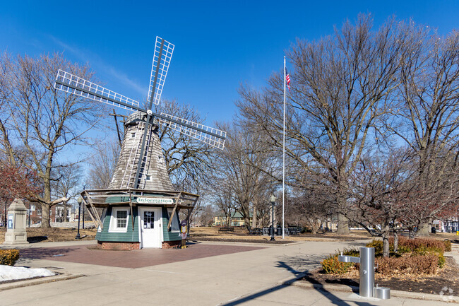 Symbols of its Dutch culture can be found throughout Pella, with windmills being a common.