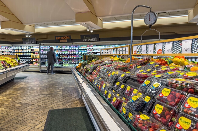 Lunds and Byerlys has lots of fresh options for residents of the Avenues West neighborhood.