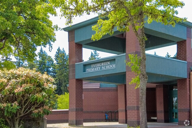 Evergreen Primary School sits within the A‑rated University Place School District.