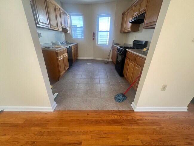 Huge kitchen with lots of cabinets