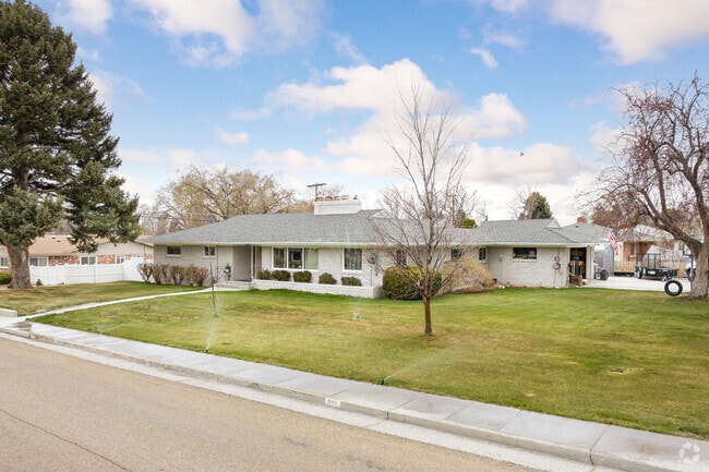 Large Ranch Style Homes with Large Lots Are Common in Caldwell.