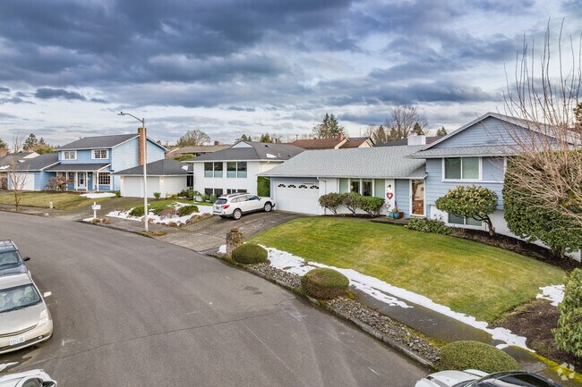 Street with Split-Level and Colonial near a cul-de-sac in Argay, Oregon.