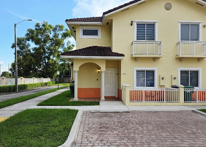 7422 NW 182nd St, Hialeah, FL 33015 - photo 1