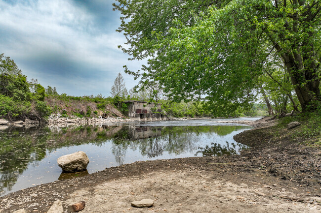 The Kayak launch has easy access to and from Mahoning River.