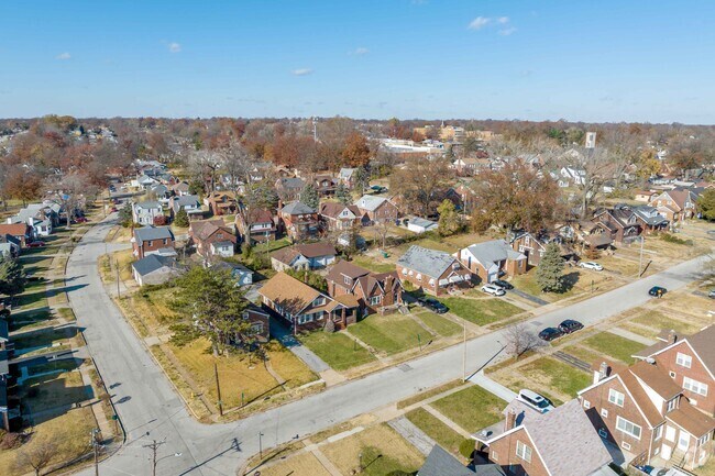 Uplands Park streets are laid out in a grid, with sidewalks and trees on either side.