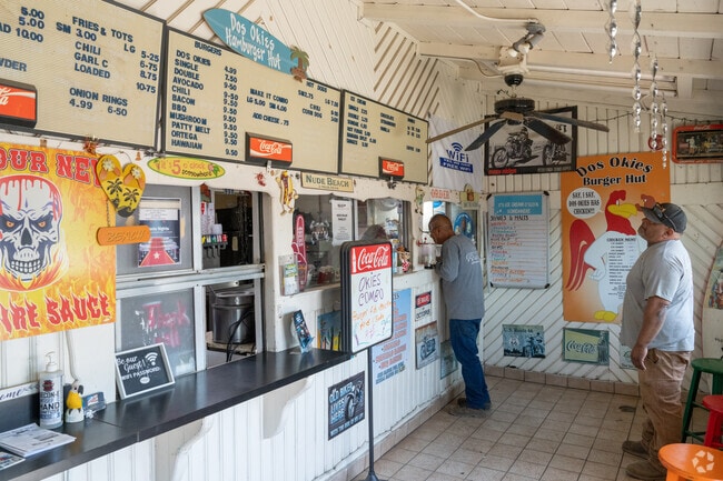 Dos Okies in Caruthers offers burgers in a eclectic setting and features a patio.