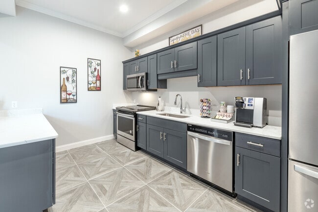 Shady Oaks, West Warwick, RI 02893 - photo 4