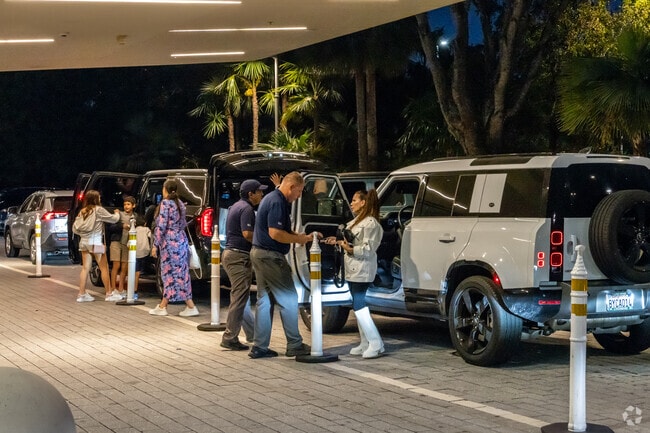 The Aventura Mall offers valet parking.