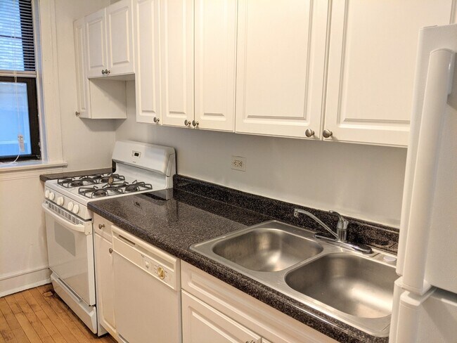 925 Forest Ave unit 25-1E, Evanston, IL 60202 - photo 2