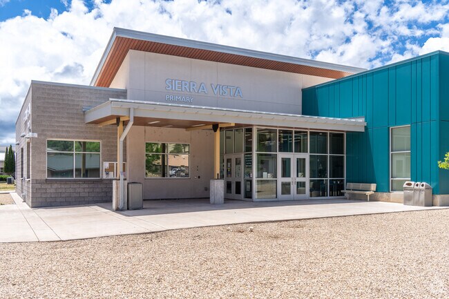 The courses at Sierra Vista Primary School encourage critical thinking and creativity.