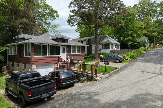 Cottages are common along the lake in Putnam Valley.