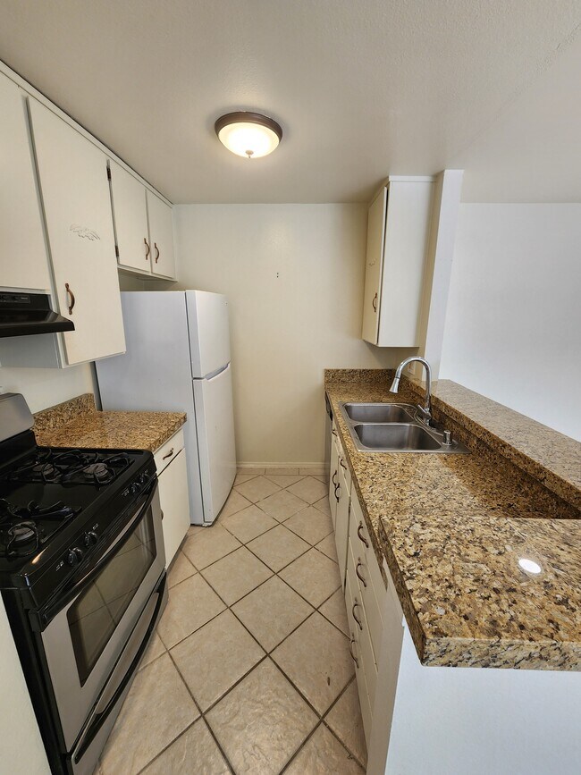 18645 Hatteras St unit 208, Tarzana, CA 91356 - photo 6