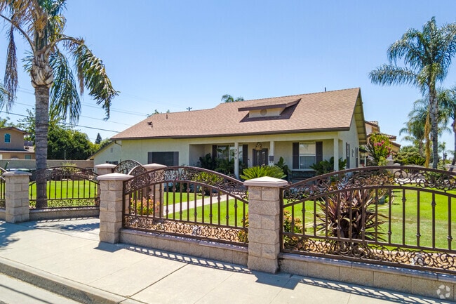 There are some nicely maintained older homes in Orange Cove.