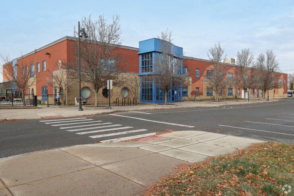 Carlton Elementary School provides education in the neighborhood of Salem.