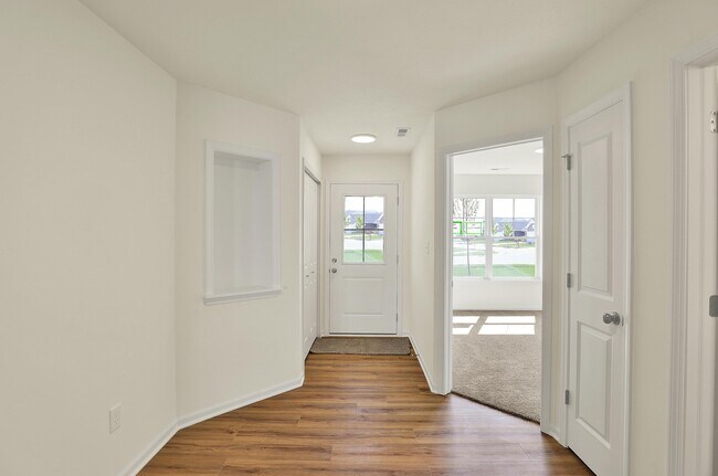 104 Maxim Ct, Cumberland, IN 46229 - photo 2