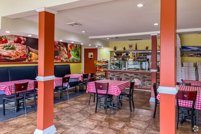 Mama’s Pizza in Middletown serves classic pies just across the river from Royalton.