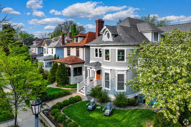 Well-maintained larger estates can be found around Minnehaha Parkway.