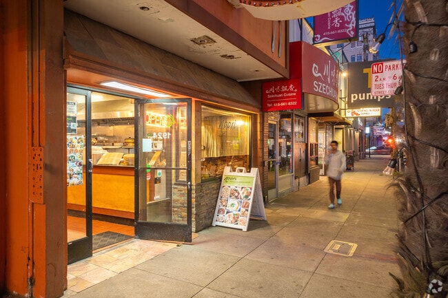 Golden Gate Heights residents have easy access to the dining and drinks on Irving Street.