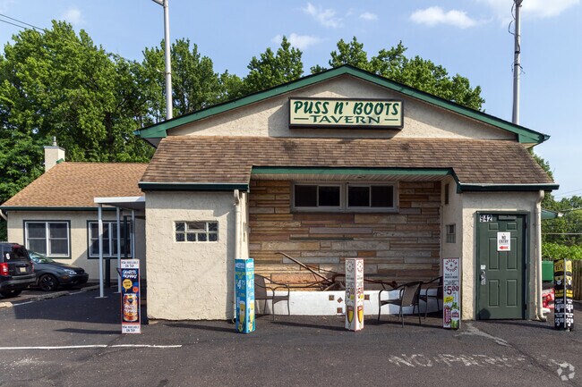 Puss N' Boots Tavern is a nice neighborhood tavern to meet up with your friends in the Vermilion Hills neighborhood.