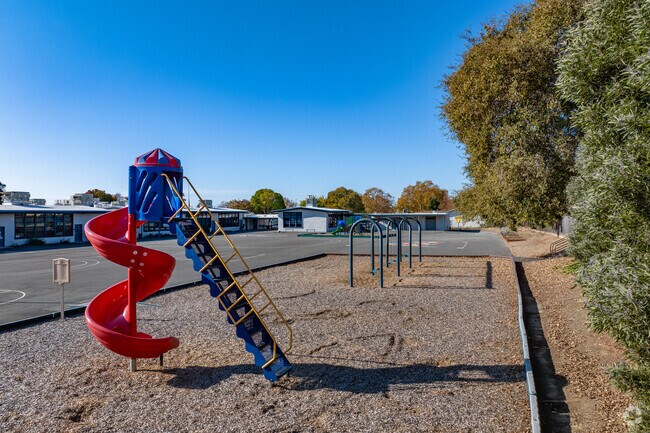 Your kids will enjoy learning in the inspiring atmosphere of Cave Language Academy.