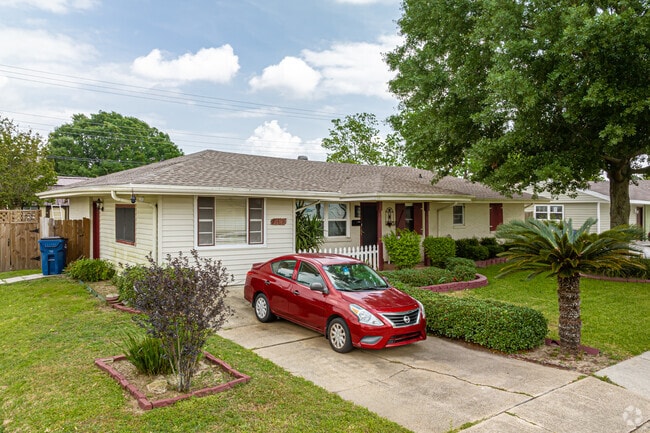 The residents of Bissonet Plaza have well-maintained yards with plush green grass.