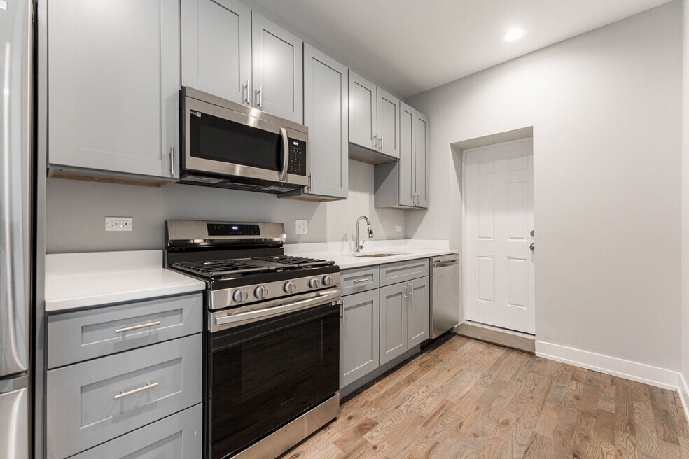 926 W 32nd Place unit 2F, Chicago, IL 60608 - photo 1