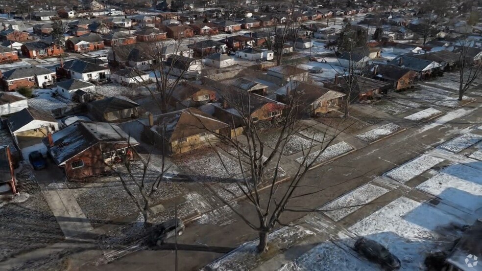 21633 Winshall St, Saint Clair Shores, MI 48081 - photo 2