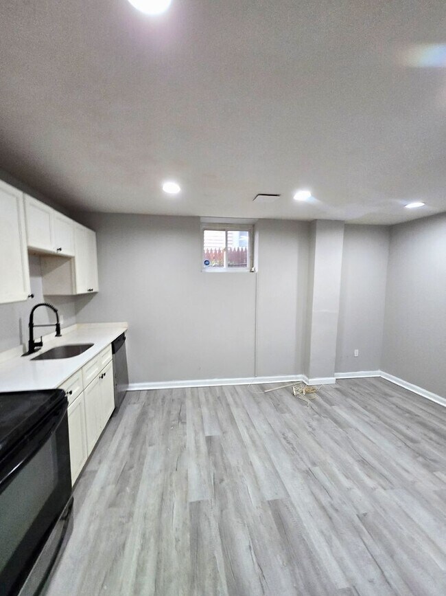 457 Admiral St unit 1, Providence, RI 02908 - photo 4