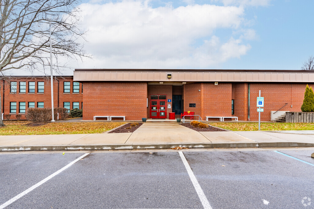 LaGrange Elementary School is an above-average public elementary school located in LaGrange, Ky.