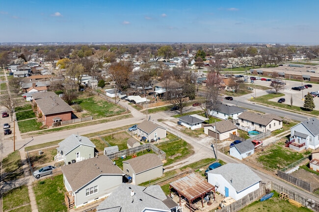 Residents enjoy beautiful large shade trees throughout Stan Bahnsen Park.
