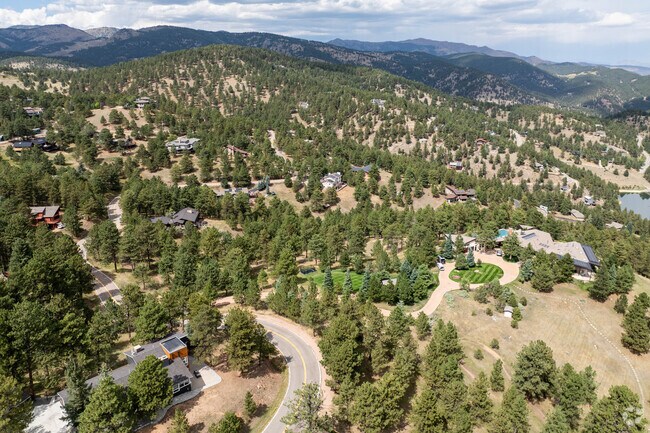 Linden Drive is the neighborhood’s main thoroughfare that connects the community to Boulder.