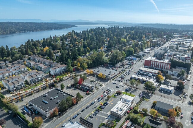 Come to Briarcrest and enjoy proximity to Lake Washington and Downtown Seatte.