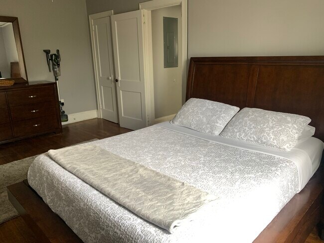 Queen bed-cooling memory foam mattress, work space, blackout curtains