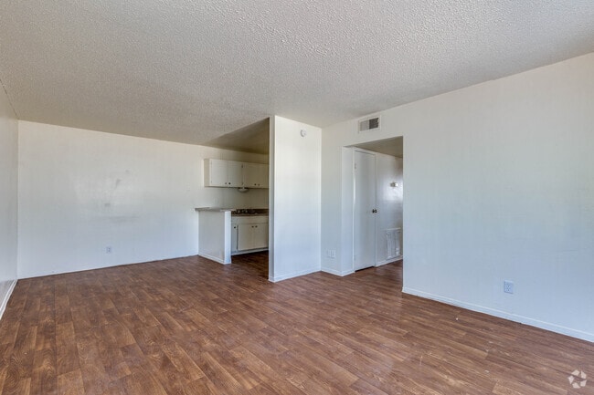 2 BR, 1 BA - 750 SF