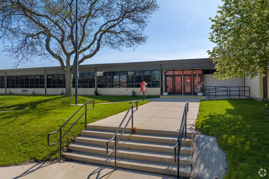 Whitman Elementary School has a student-teacher ratio of 16-1, located in Honey Creek Manor.