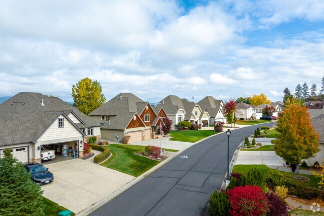 Homes on Shelly lake offer great views from their private drive.