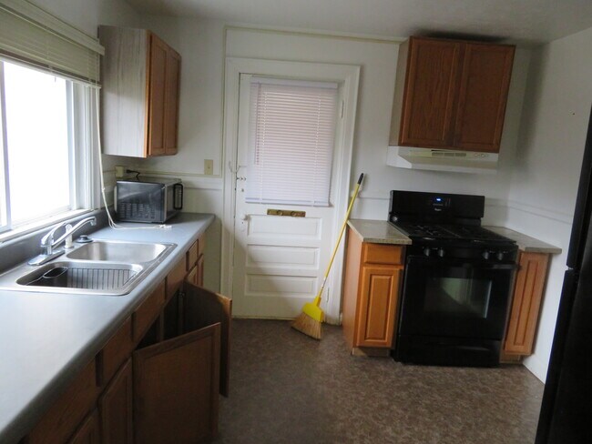 1018 Bridge Rd unit Lower, Charleston, WV 25314 - photo 5