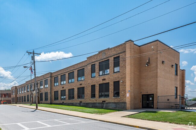 The student-teacher ratio of Barnesville Elementary School is 20 to 1.