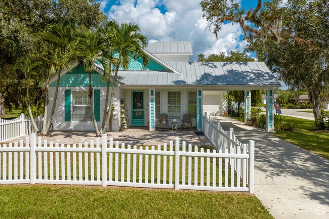 White picketed southern style bungalows are a como sight in Alva.